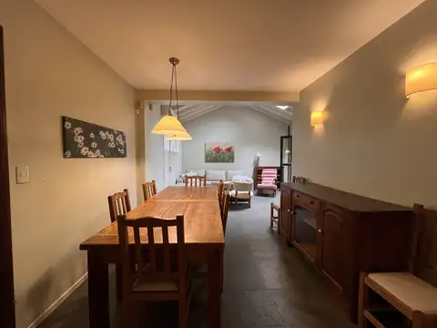 Casa 6 ambientes con 2 baños