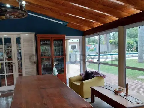 Casa 8 ambientes con 3 baños