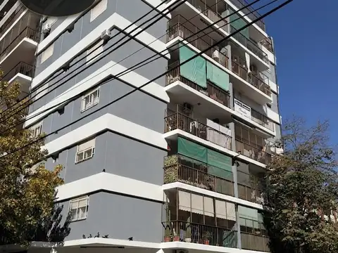 3 AMBIENTES AL FRENTE CON BALCON CORRIDO. A METROS DEL SUBTERRANEO LINEA "B" Y DEL FERROCARRIL LINEA "MITRE".
