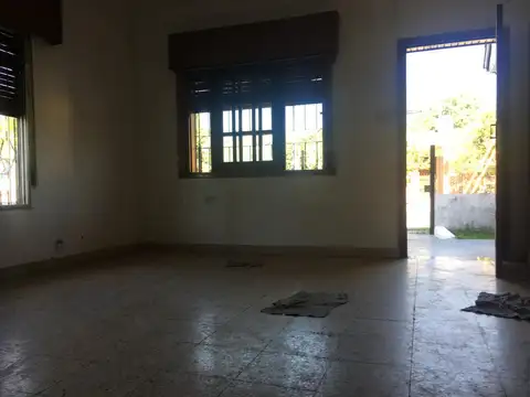 CASA DE 3 AMB CON GARAGE Y LOCAL C/DEP PATIO C/PARRILLA