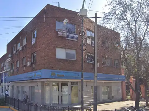 Local Comercial con Oficinas en Block – Esquina Premium