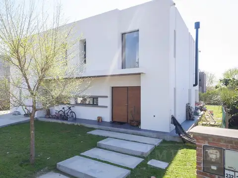 Casa en venta con renta - Lote Interno - La Comarca, Bancalari