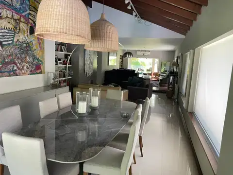 Casa 6 ambientes con 4 baños
