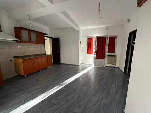 Casa en alquiler 2 dormitorios con cochera y patio en Barrio Yapeyú