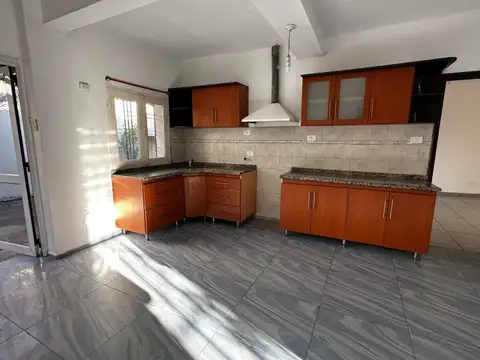 Casa en Alquiler con 3 cocheras