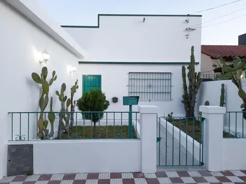 Casa en venta de 4 ambientes con patio y cochera cubierta - Villa Dominico