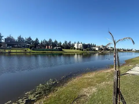 VENTA DE TERRENO 855m2 AL AGUA EN NAUDIR