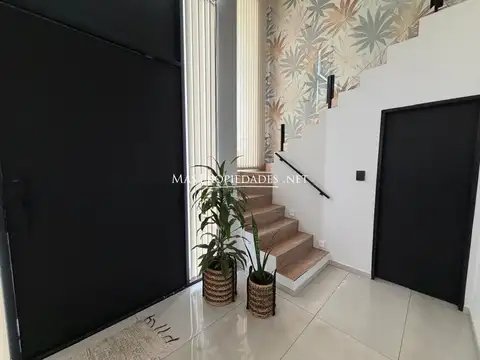 Casa 5 ambientes con 4 baños