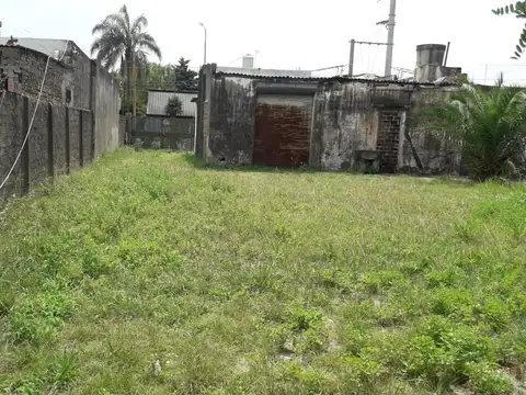 FRACCION CON CONSTRUCCION DE 17,32 mts.X 43,30 mts.