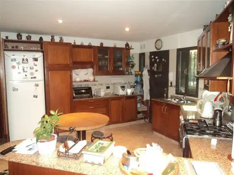 EN VENTA EN EL PALOMAR GRAN CHALET SOBRE LOTE DE 20 X 50 MTS., ENTRADA PARA 4 AUTOS - FICHA 5866