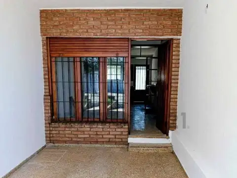 Casa 7 ambientes con 1 baño