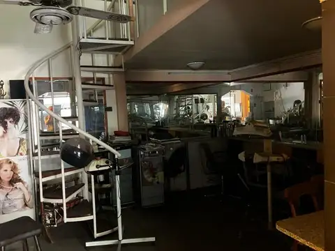 LOCAL 50m2 2 BAÑOS SALÓN Y ENTRE PISO IDEAL OFICINA