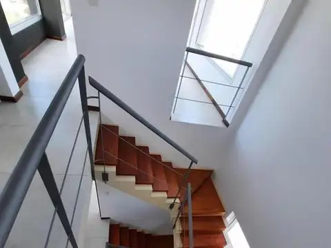 Casa en Alquiler con 2 cocheras