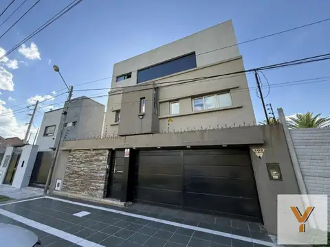 Casa en venta - 2 Dormitorios 3 Baños 2 Cocheras - 108 mts2 - Manuel B Gonnet