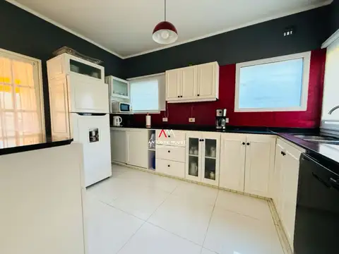 Casa 5 ambientes con 4 baños