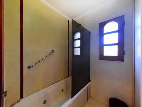 Casa 8 ambientes con 4 baños