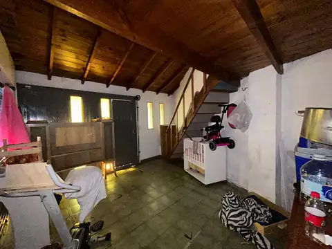 PH 5 ambientes al frente con entrada independiente y cochera.