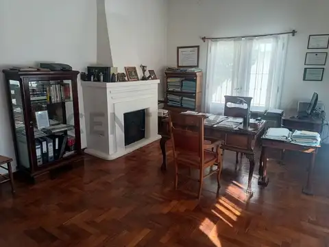 Casa 10 ambientes con 2 baños