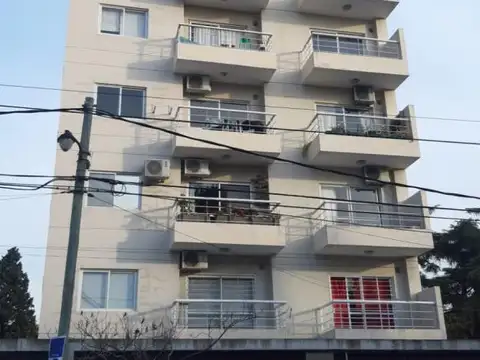 EN VENTA EN CASEROS COCHERA SEMI CUBIERTA MUY BIEN UBICADA - FICHA 8700