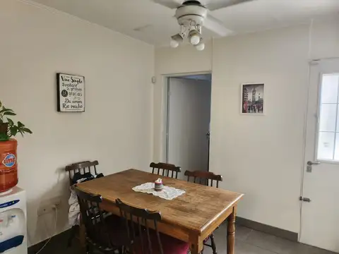 Casa 4 ambientes con 2 baños