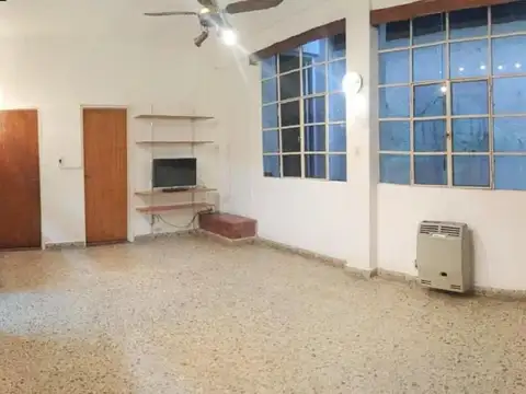 VENTA – GALPÓN / DEPÓSITO CON VIVIENDA – LOTE PROPIO DE 246,55 M2