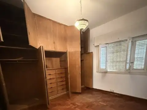 Casa en esquina en una  planta con estar comedor un dormitorios y terraza con altillo