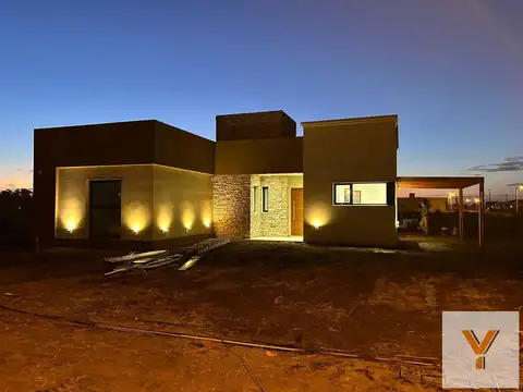 Casa en venta - 4 Dormitorios 2 Baños - Cochera - 400Mts2 - Claromecó
