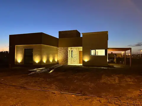 Casa en venta - 4 Dormitorios 2 Baños - Cochera - 400Mts2 - Claromecó