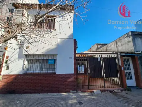 HERMOSO PH 4 AMBIENTES, AL FRENTE CON COCHERA Y PATIO