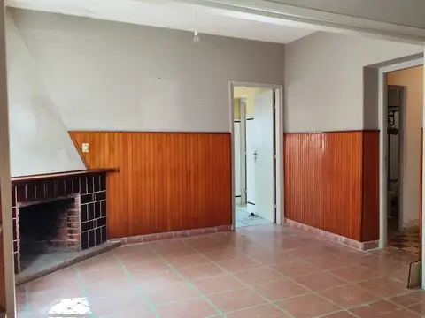 Casa 8 ambientes con 2 baños