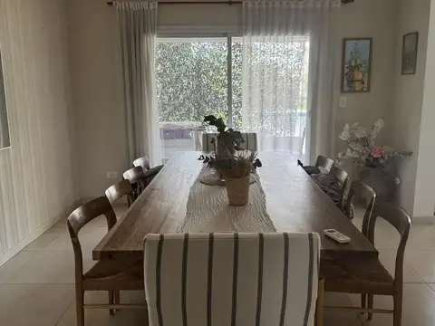 Casa en Alquiler con 2 cocheras