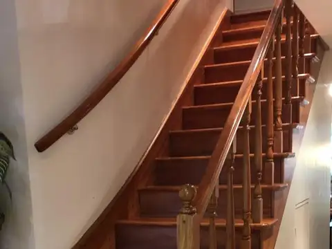 Casa en Alquiler con 4 cocheras