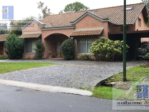 Casa en Alquiler con 4 cocheras