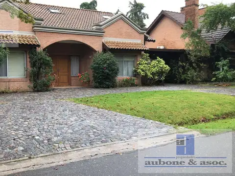 Casa 5 ambientes con 4 baños