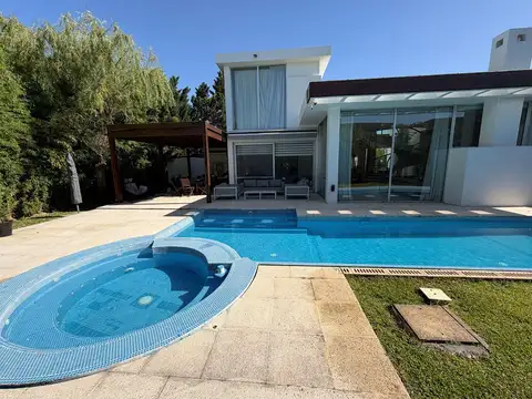 Casa en Venta con 2 cocheras