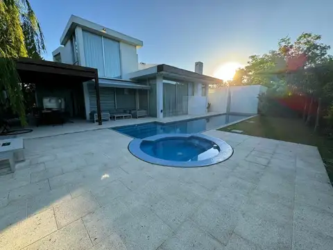 Casa 6 ambientes con 5 baños