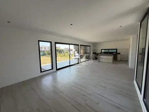 Casa 4 ambientes con 4 baños