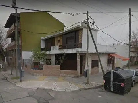 Linda casa 4 Ambientes con local y 3 baños