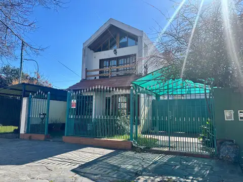 CASA super amplia 4 amb luminoso, Patio Jardín con pileta,  doble cochera, veni a verla!