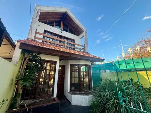 RESERVADO! CASA super amplia 4 amb luminoso, Patio Jardín con pileta,  doble cochera, veni a verla!