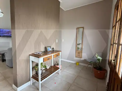 Casa 6 ambientes con 2 baños