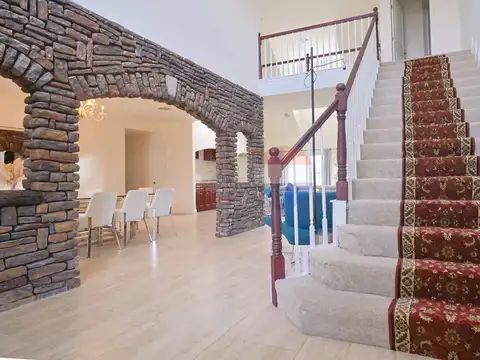 Casa en Alquiler con 2 cocheras