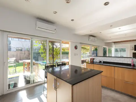 Casa en Venta con 2 cocheras