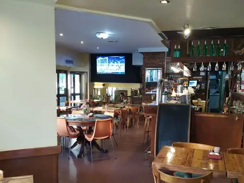 Local en Venta en esquina. Apto Gastronomía