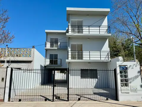 Departamento tres ambientes con cochera en Venta