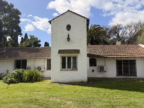 Amplia quinta , lote de 2256  M2, Casa con 3 dormitorios, 2 baños , quincho y pileta.