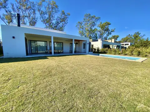 Casa en Alquiler con 2 cocheras