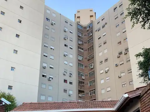 Charlone 600, Piso 7
