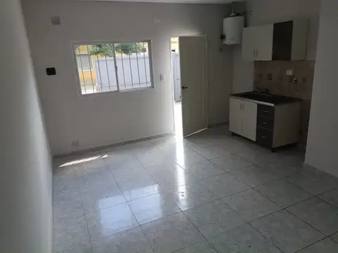 Departamento en Alquiler en Luis Guillon, $ 550.000