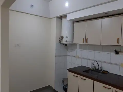 Excelente departamento de 3 ambientes en primer piso con balcón y cochera